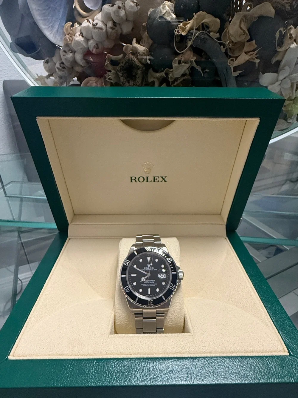 Rolex Submariner with Black Dial. (Box+Appraisal)